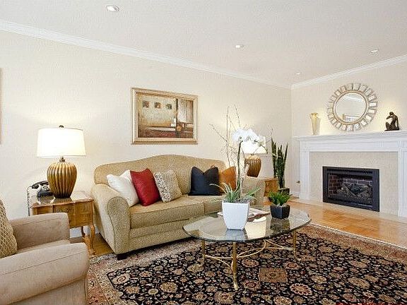 Living room/gas fireplace