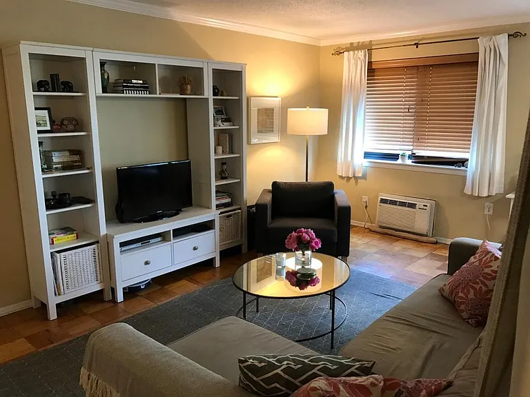 1816 New Hampshire Ave NW #405 — Photo 2