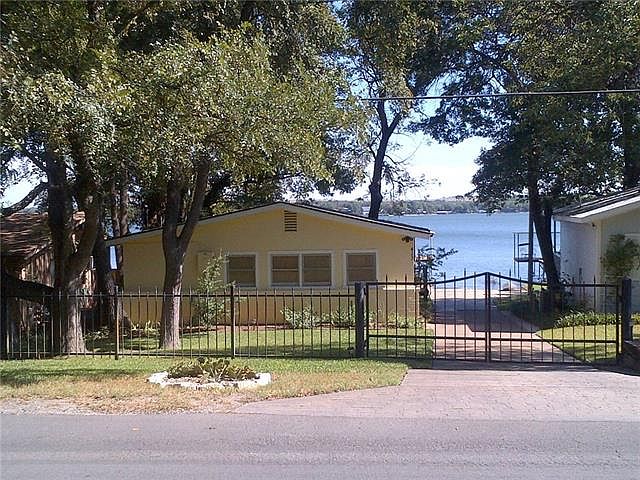 1st image of 412 W Lake Dr