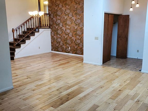 4th image of 34 Yellowstone Ave