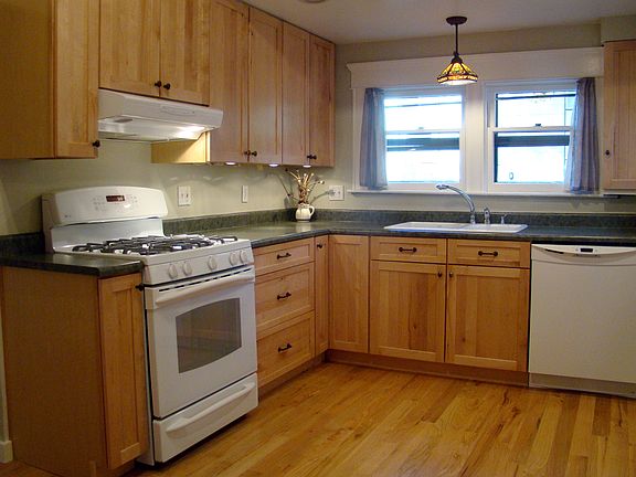 Kitchen: updated, gas stove, dishwasher