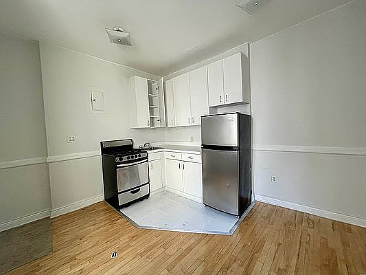 2nd image of 132 Thompson St APT 26
