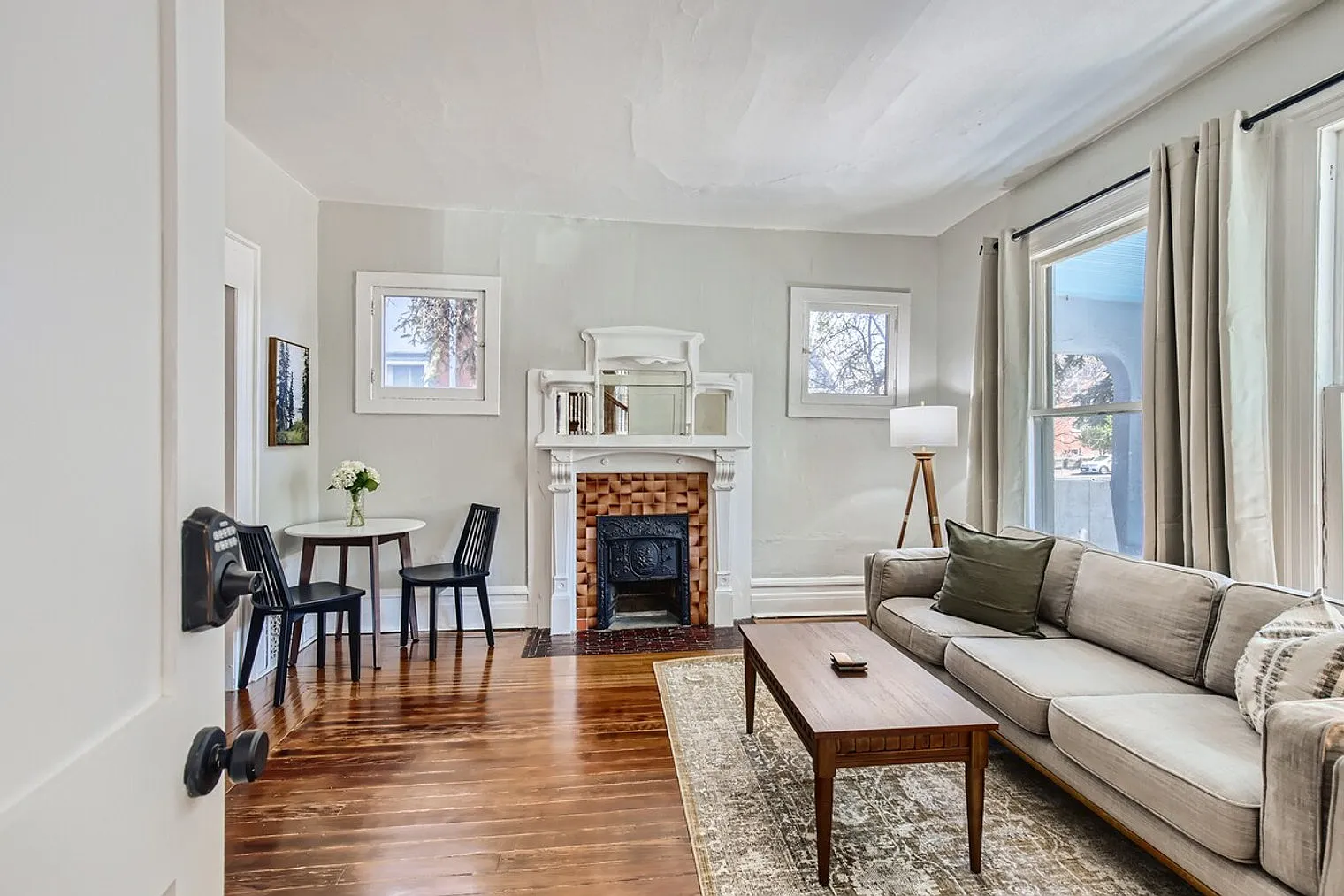 1 bed, 1.0 bath, 398 sqft, $2,600 — Photo 2