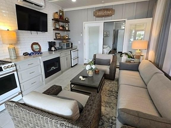 3rd image of 749 Lago Way