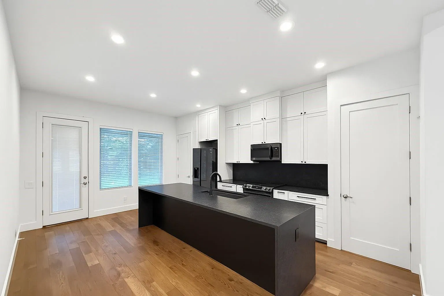 3 bed, 1404 sqft, $2,600 — Photo 3