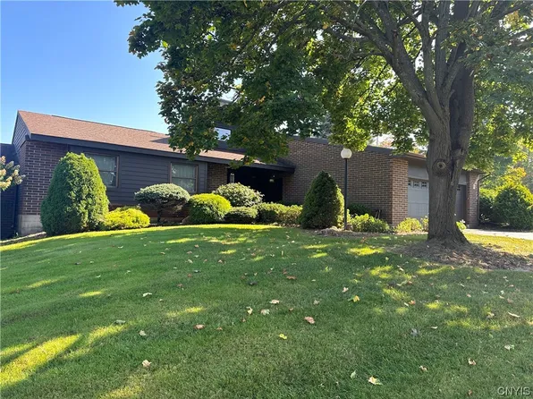 789 Fairway Cir, Baldwinsville, NY 13027