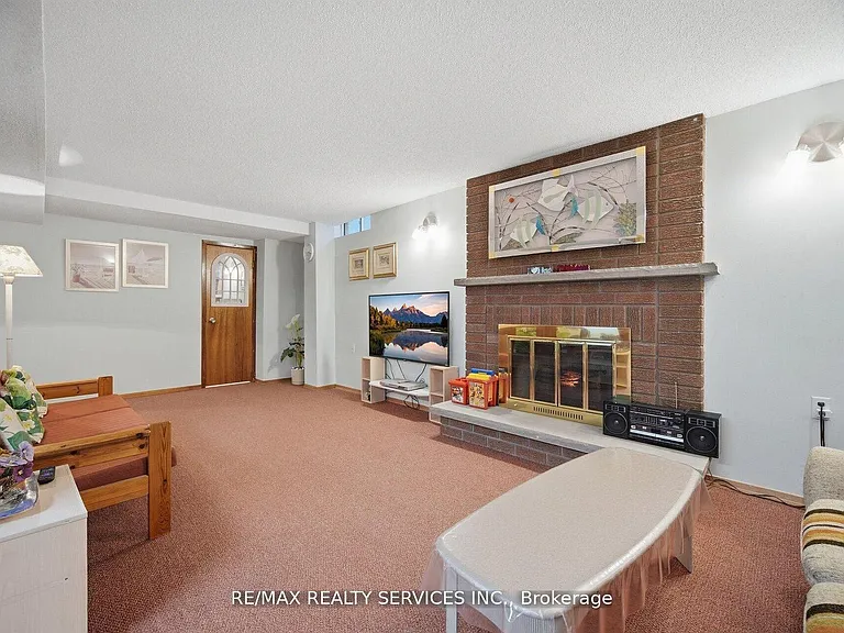 62 Fernbrook Cres — Photo 36
