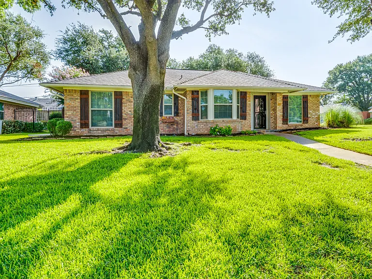 2020 Normandy Dr — Photo 1