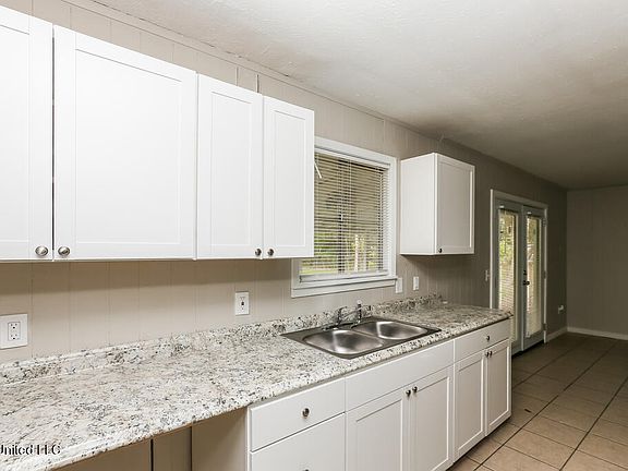 4th image of 1014 Woodville Dr