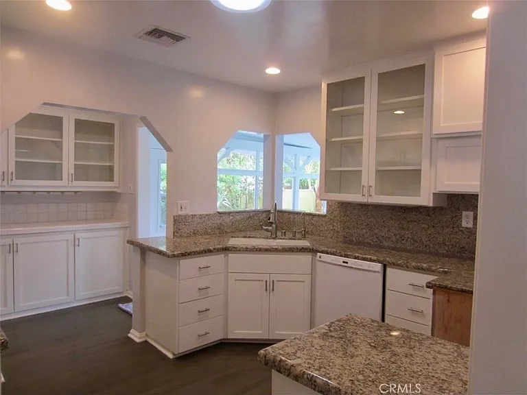 6372 Zelzah Ave — Photo 2