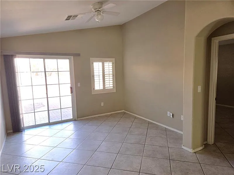 3 bed, 2.5 bath, 1366 sqft, $2,200 — Photo 3