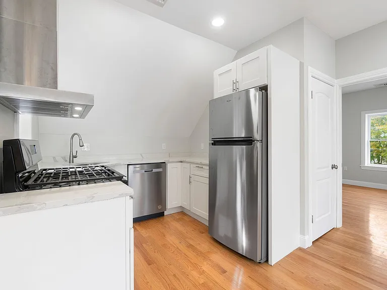 31 Saint Casimir Ave #2 — Photo 15