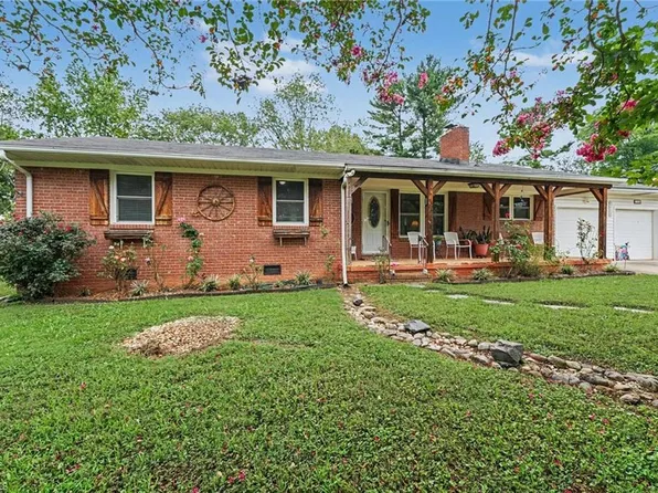 306 Sweetbriar Dr, Lexington, NC 27295