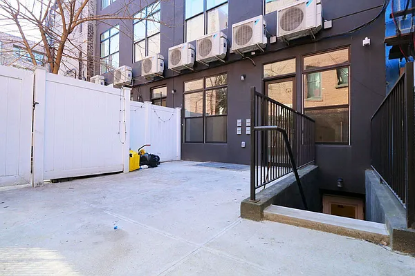 Rented by Tapiro Realty | media 26