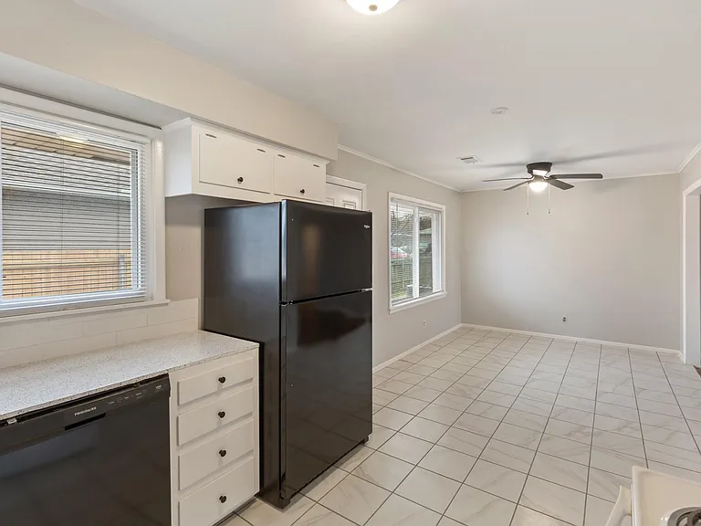 2406 S Yale Ave — Photo 9