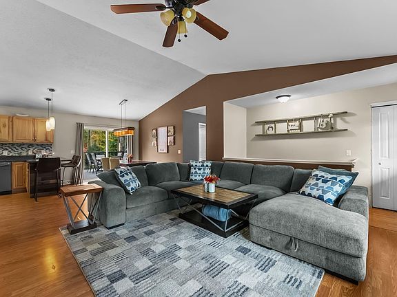 5th image of 220 Pine Knoll Dr