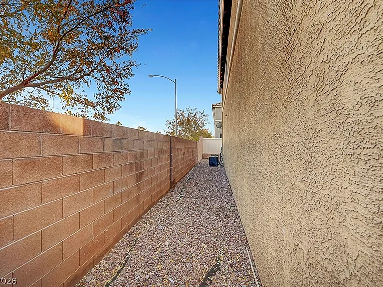 514 Eresma St — Photo 32