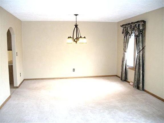4th image of 16 Wildwood Dr