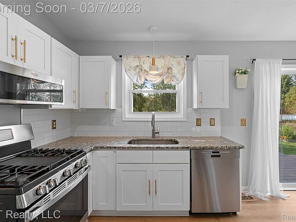 4th image of 411 Fowlerville Rd