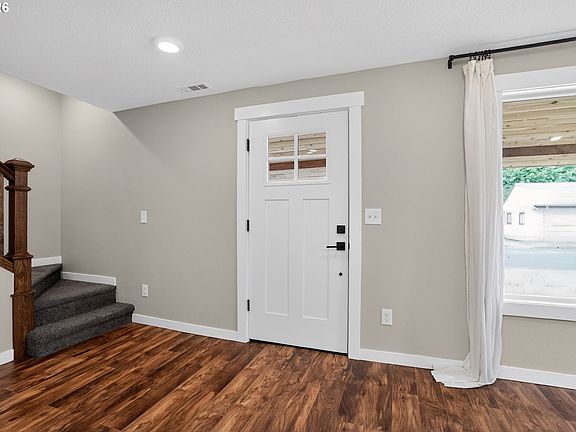 4th image of 502 E 4th St