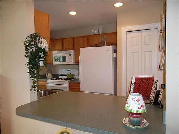 3rd image of 901 Evergreen Ln