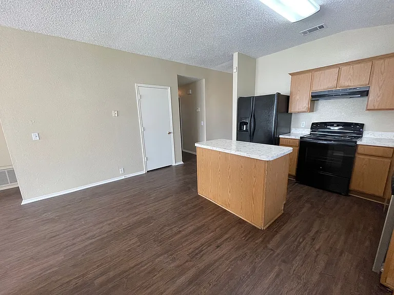 1611 Columbia Dr — Photo 16