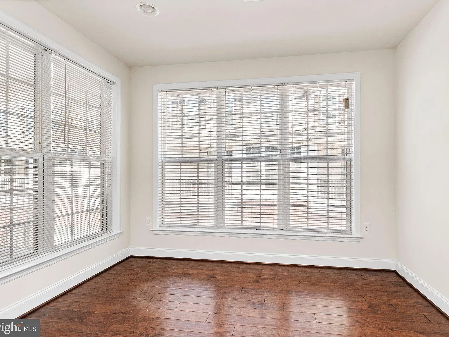 3 bed, 2.5 bath, 1949 sqft, $2,400 — Photo 4