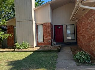 704 Royal Ln, Yukon, OK 73099