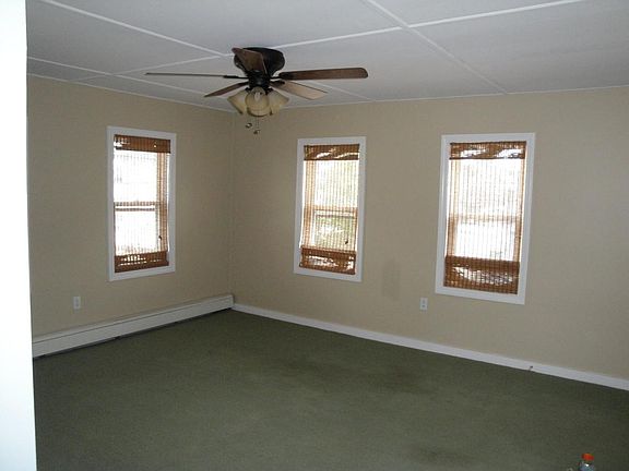 living rm with ceiling fan and blinds