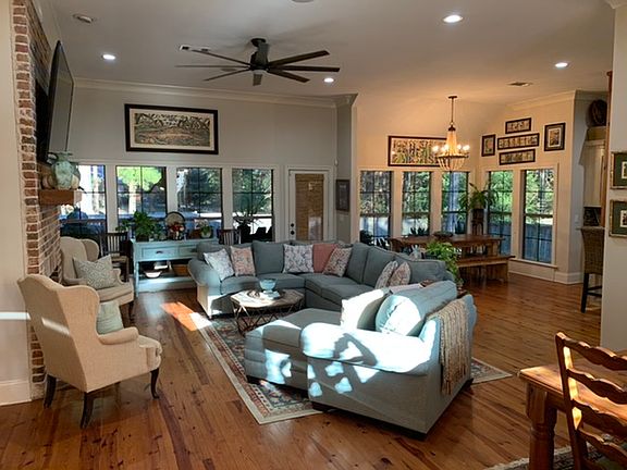 Open living room 12' ceiling