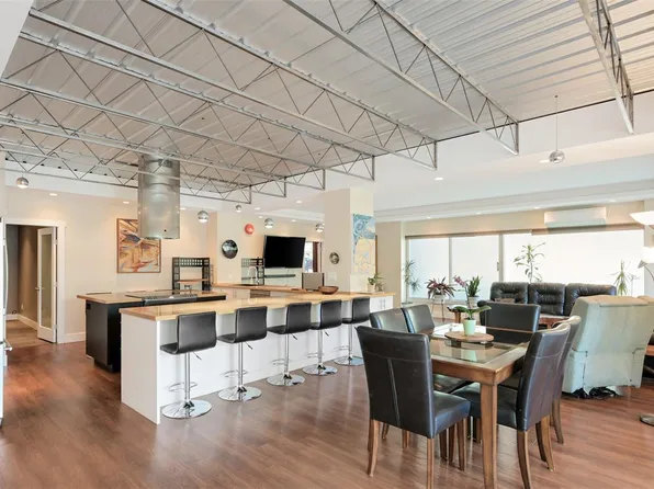 2245 James White Blvd #105, Sidney, BC V8L 1Z5