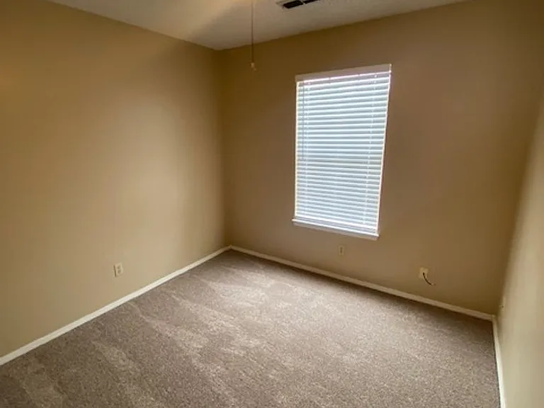 320 E Evergreen Ln — Photo 8