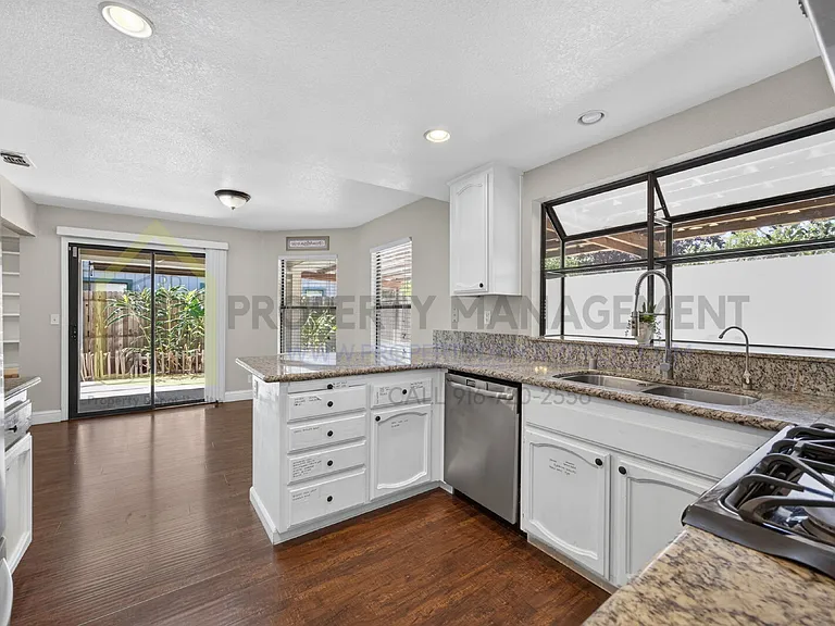 8779 Brittany Park Dr — Photo 15