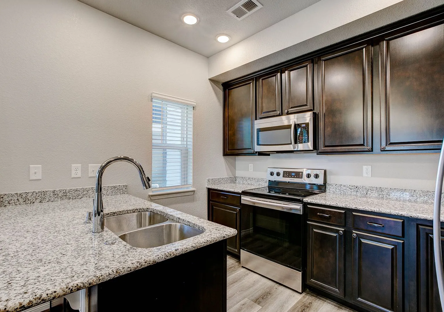 End-Unit Berthoud Townhome with Attached Garage — Photo 4