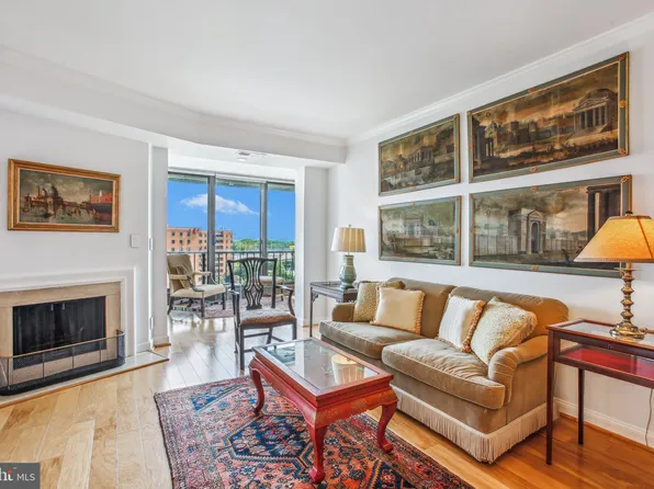 1250 S Washington St Unit 820, Alexandria, VA 22314