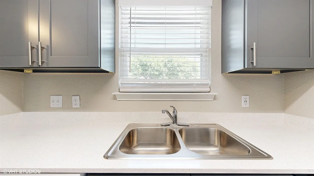 Unit kitchen sink - Bella Vista Apartments