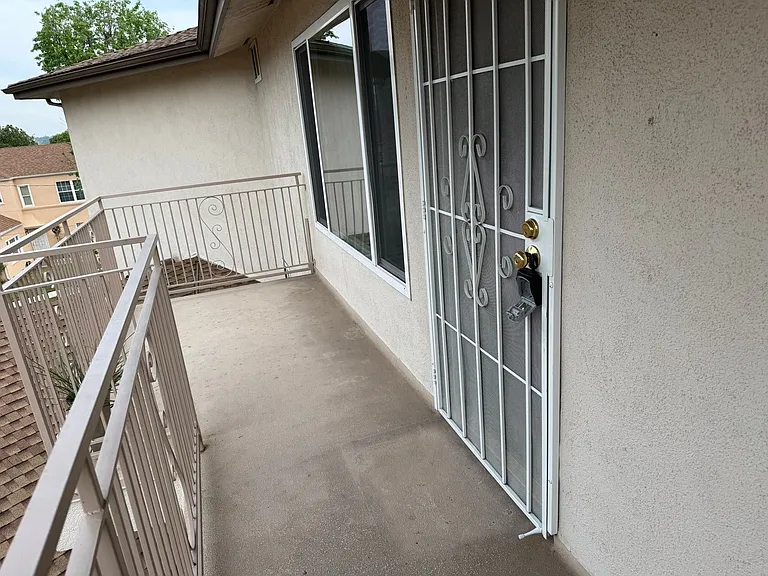 2601 N Glenoaks Blvd — Photo 3