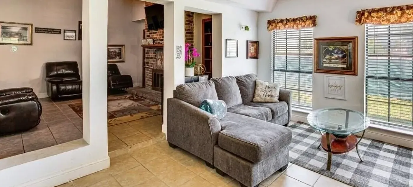 4 bed, 2141 sqft, $2,700 — Photo 3