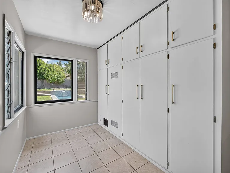 614 N Glendora Ave — Photo 8