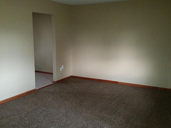 2nd image of 505 Meadow Ln
