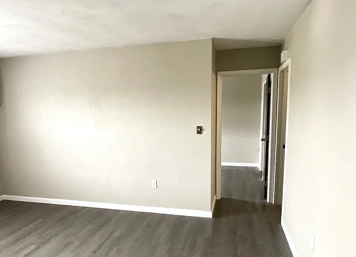 Building Photo - 3875 Hillsboro Dr #M