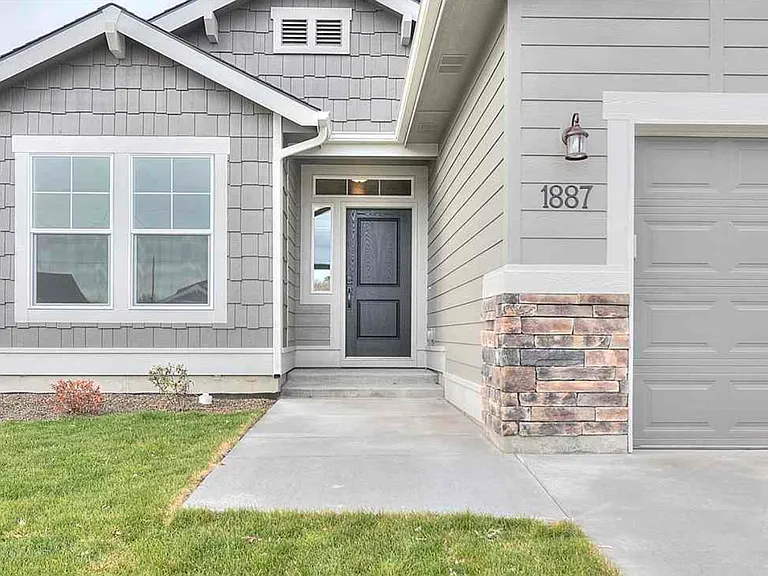 1887 S Cobble Ave — Photo 1