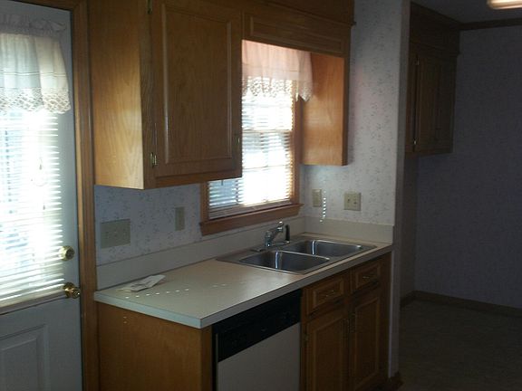 5th image of 1075 Arnaud St