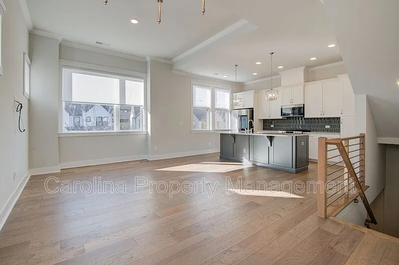 4 bed, 3.5 bath, 2041 sqft, $2,900 — Photo 3