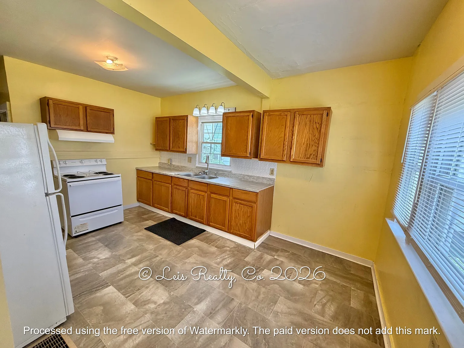 328 E Main St — Photo 3