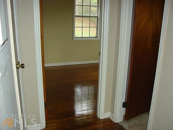Hallway with Bathroom Entrance and Entry to Front Bedroom