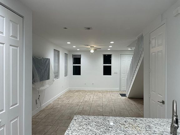 5th image of 2915 SW 15th Ave