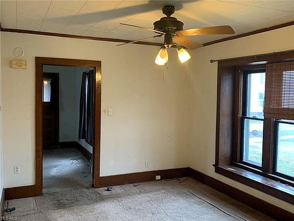 4th image of 105 S Broadway St