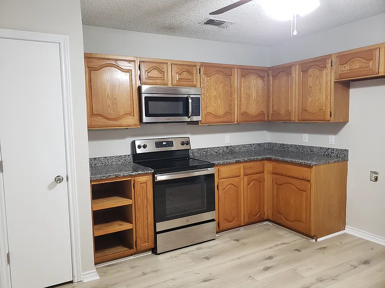 2697 Poplar Dr — Photo 5