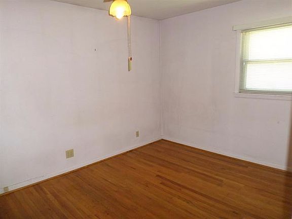 4th image of 1908 S Parker Dr